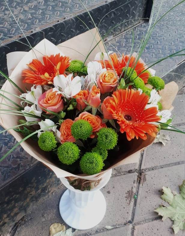 Букет цветов из: Герберы, Хризантемы, Альстромерии и Розы в Наушки