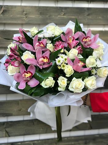 Букет цветов из: Розы и Хризантемы в Наушки