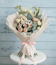 Букет цветов из:  Розы и Лизиантусы в Наушки