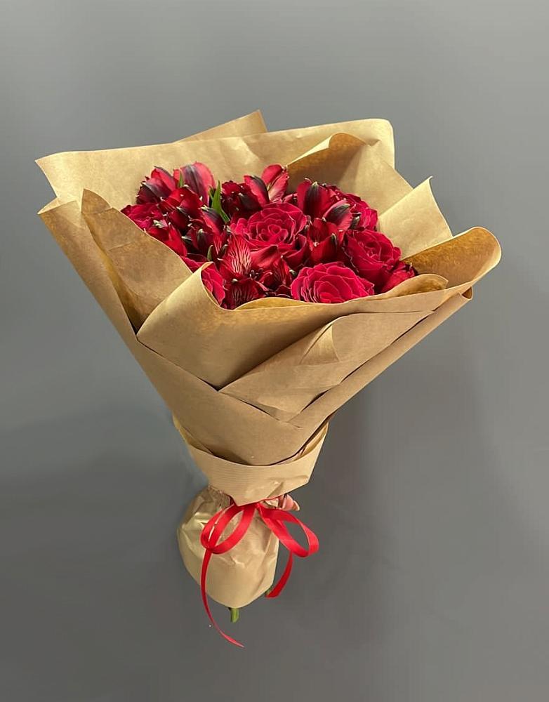 Букет цветов из: Альстромерии и Розы в Наушки