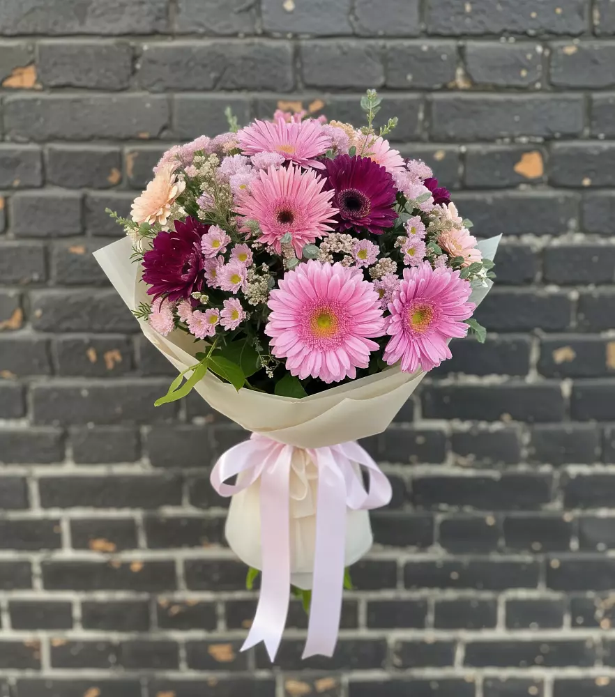 Букет цветов из: Герберы и Хризантемы в Наушки