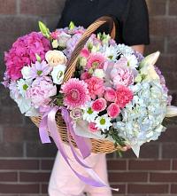 Композиция солнечный день в Наушки Цветочная композиция из Розы, Хризантемы, Пионы и Лизиантусы в корзине в Наушки