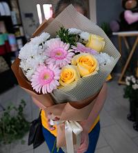 Букет цветов из:  Герберы, Розы и Хризантемы в Наушки