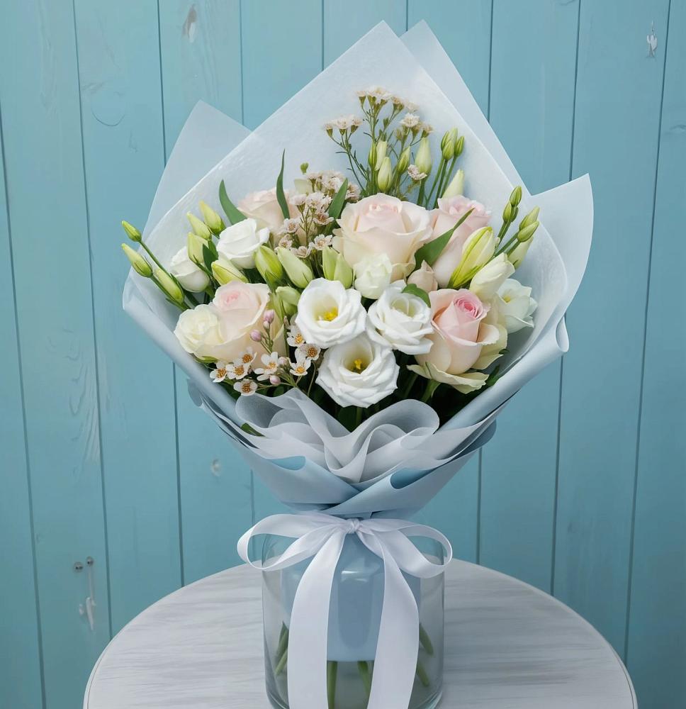 Букет цветов из: Розы и Лизиантусы в Наушки