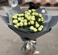 Букет Белые кустовые розы Солинеро в Наушки