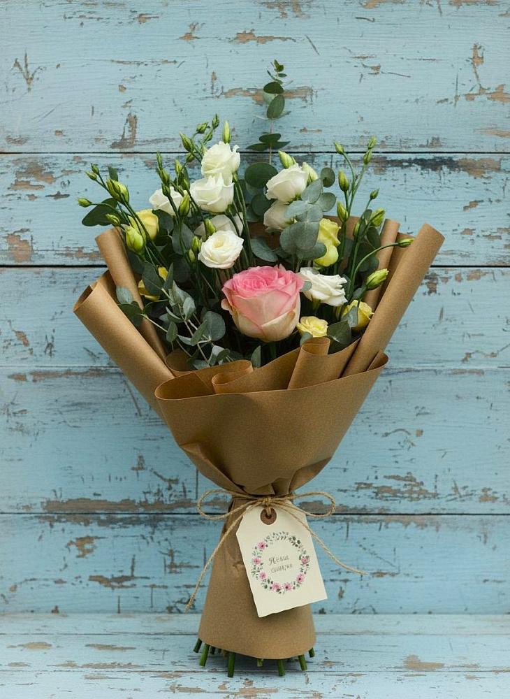 Букет цветов из: Розы и Лизиантусы в Наушки