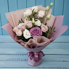 Букет цветов из:  Розы и Лизиантусы в Наушки