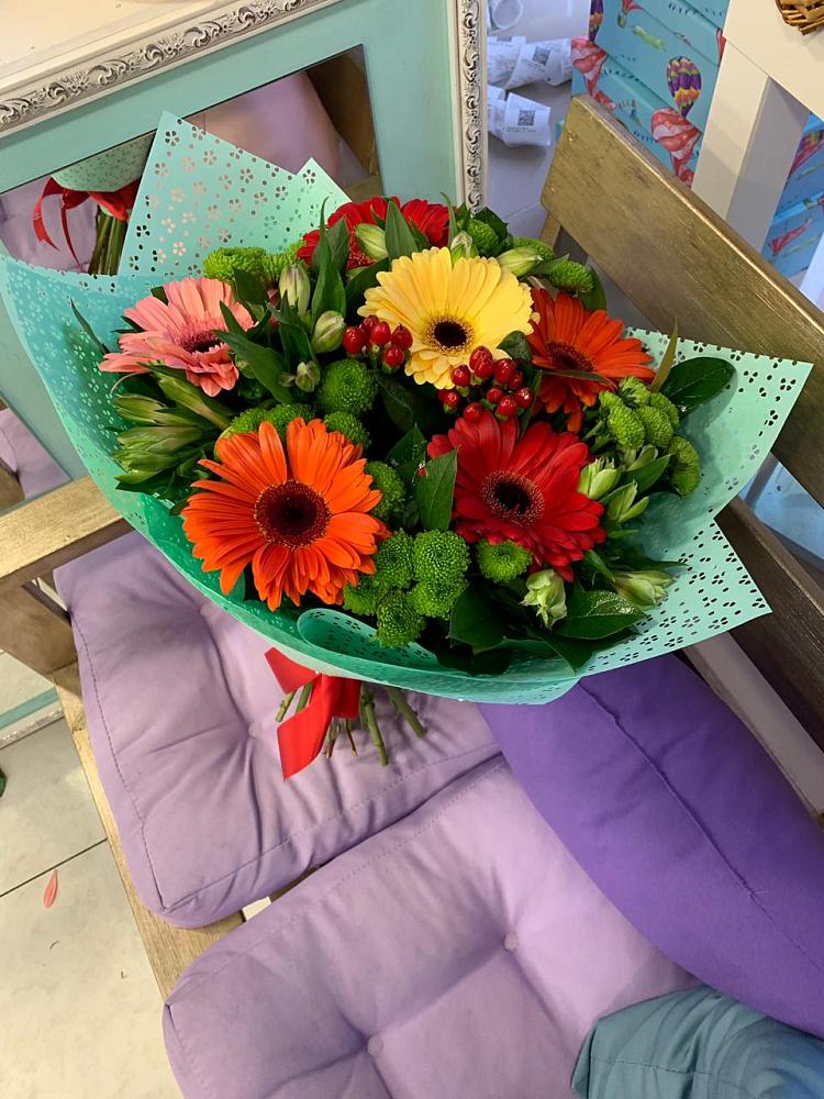 Букет цветов из: Герберы, Хризантемы и Альстромерии в Наушки