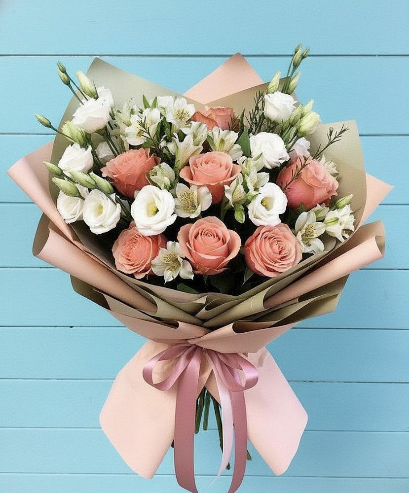 Букет цветов из: Розы, Альстромерии и Лизиантусы в Наушки
