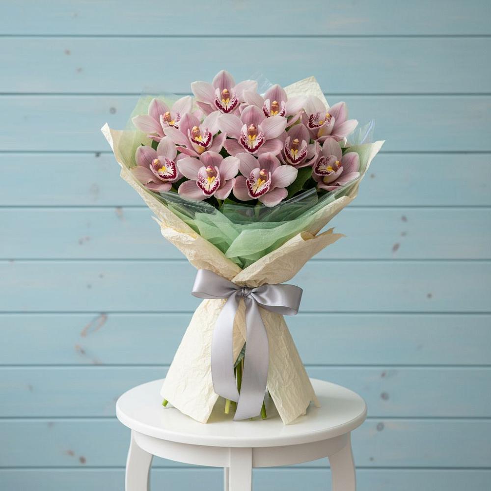 Букет цветов из: Орхидеи и Розы в Наушки