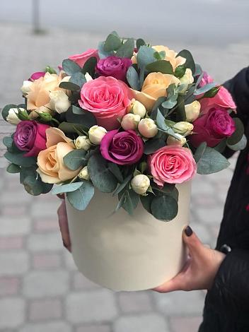 Цветочная композиция из Розы в шляпной коробке в Наушки