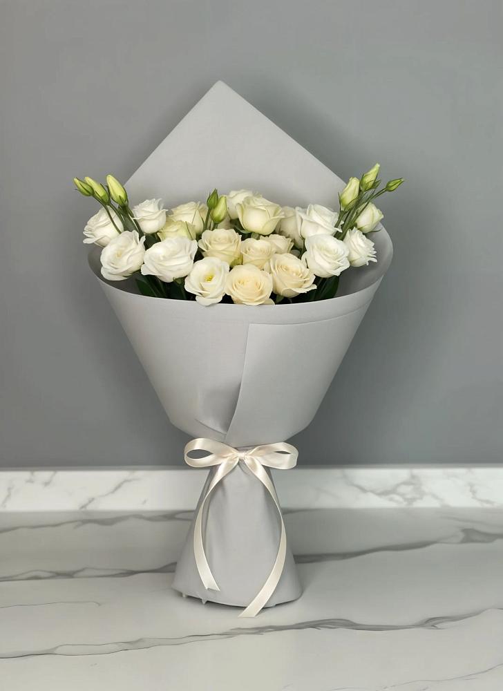 Букет цветов из: Розы и Лизиантусы в Наушки