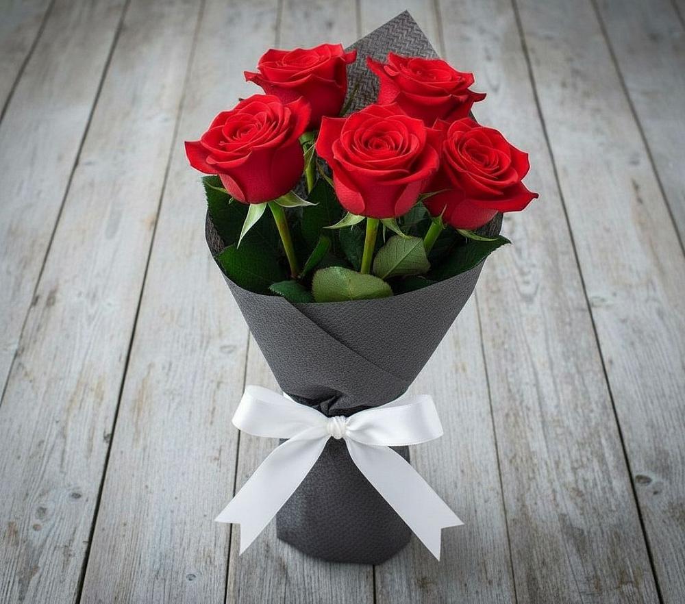 Букет 5 Красных роз Эдлесс Лав в Наушки