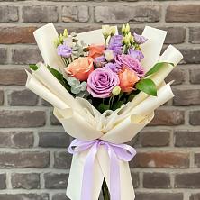 Букет цветов из:  Лизиантусы и Розы в Наушки