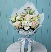 Букет цветов из:  Розы и Лизиантусы в Наушки