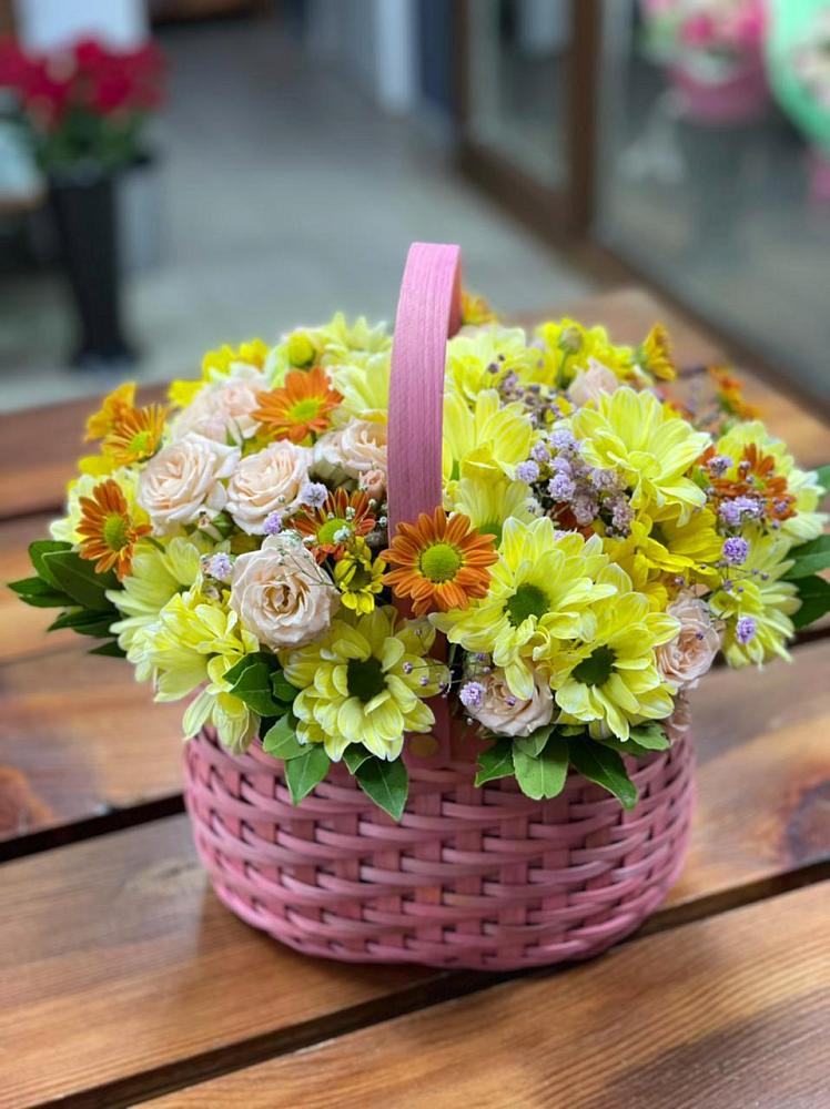 Цветочная композиция из Хризантемы и Розы в корзине в Наушки