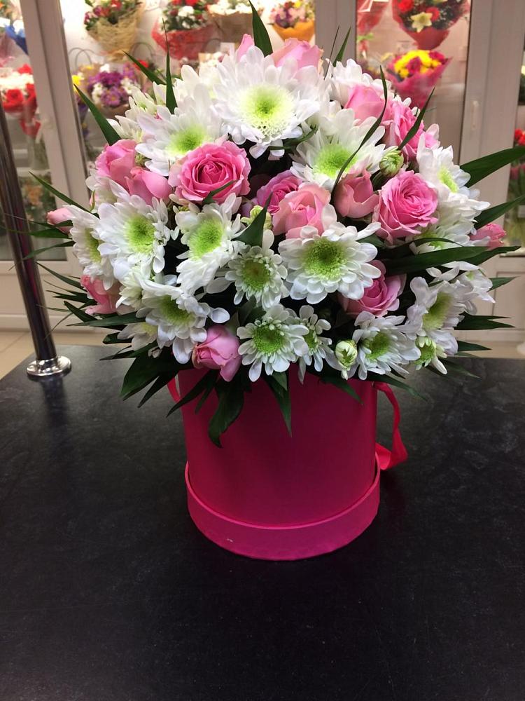 Цветочная композиция из Розы и Хризантемы в шляпной коробке в Наушки