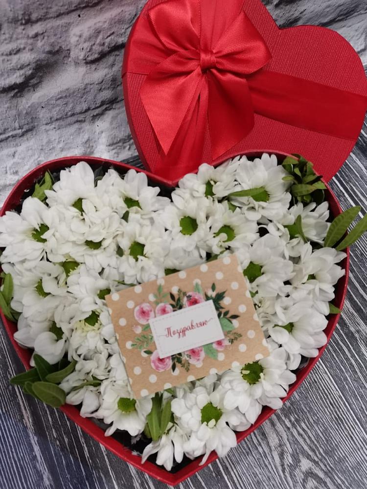 Цветочная композиция из Хризантемы в виде сердца в Наушки