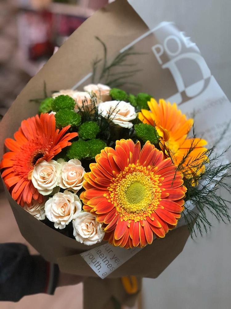 Букет цветов из: Герберы, Хризантемы и Розы в Наушки