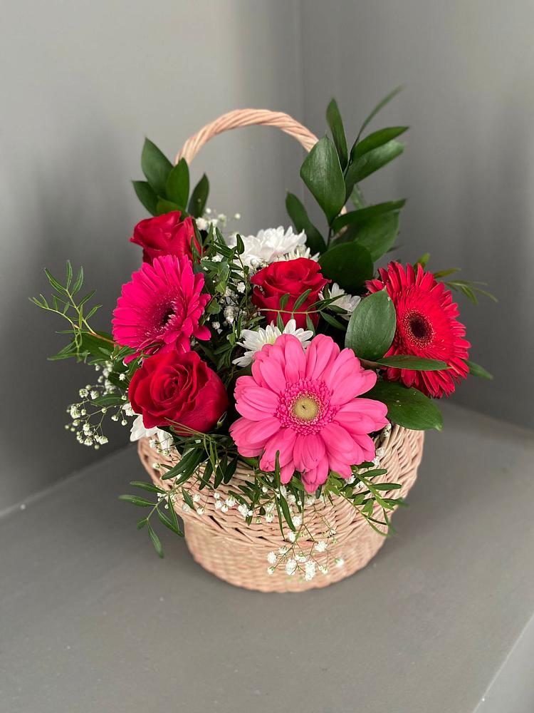 Цветочная композиция из Розы, Хризантемы и Герберы в корзине в Наушки