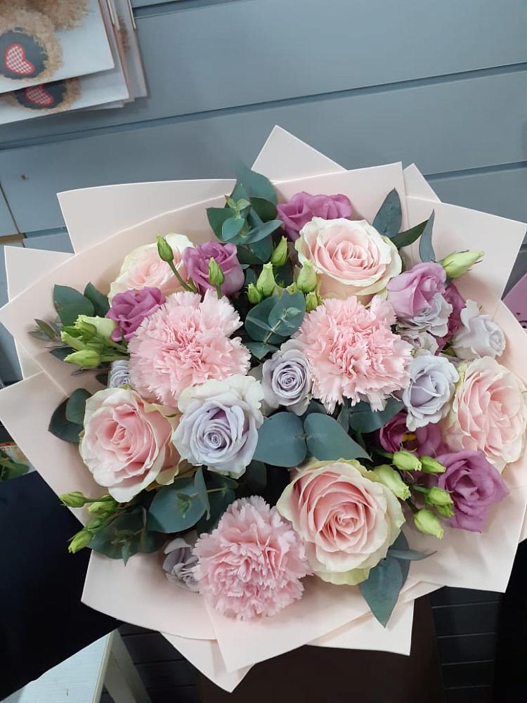 Букет цветов из: Розы, Гвоздики и Лизиантусы в Наушки