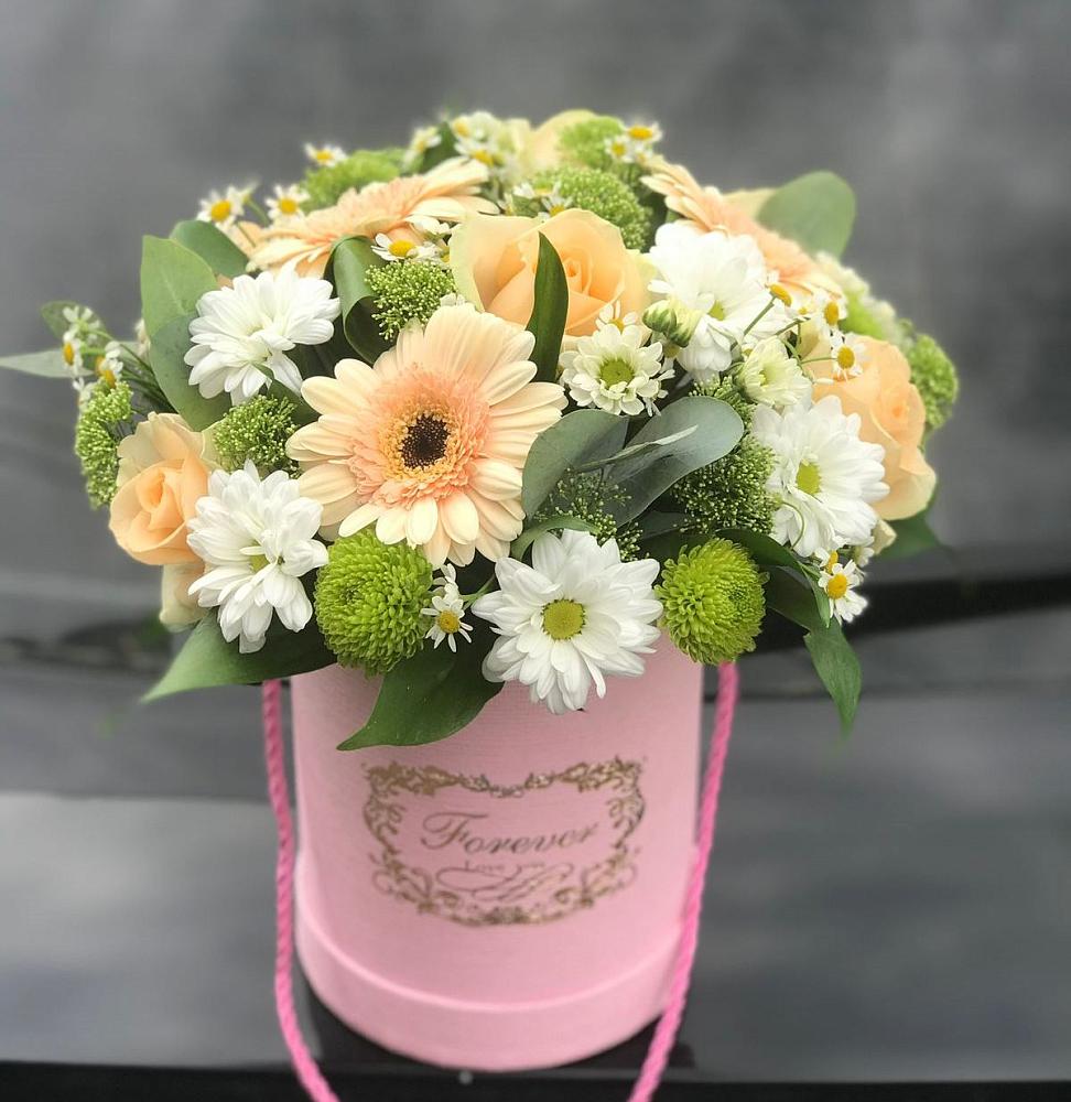 Цветочная композиция из Розы, Герберы и Хризантемы в шляпной коробке в Наушки