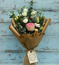 Букет цветов из:  Розы и Лизиантусы в Наушки