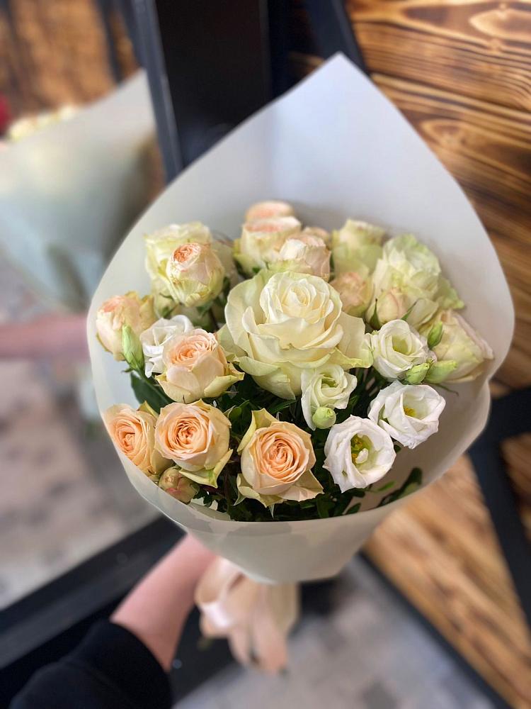 Букет цветов из: Розы и Лизиантусы в Наушки