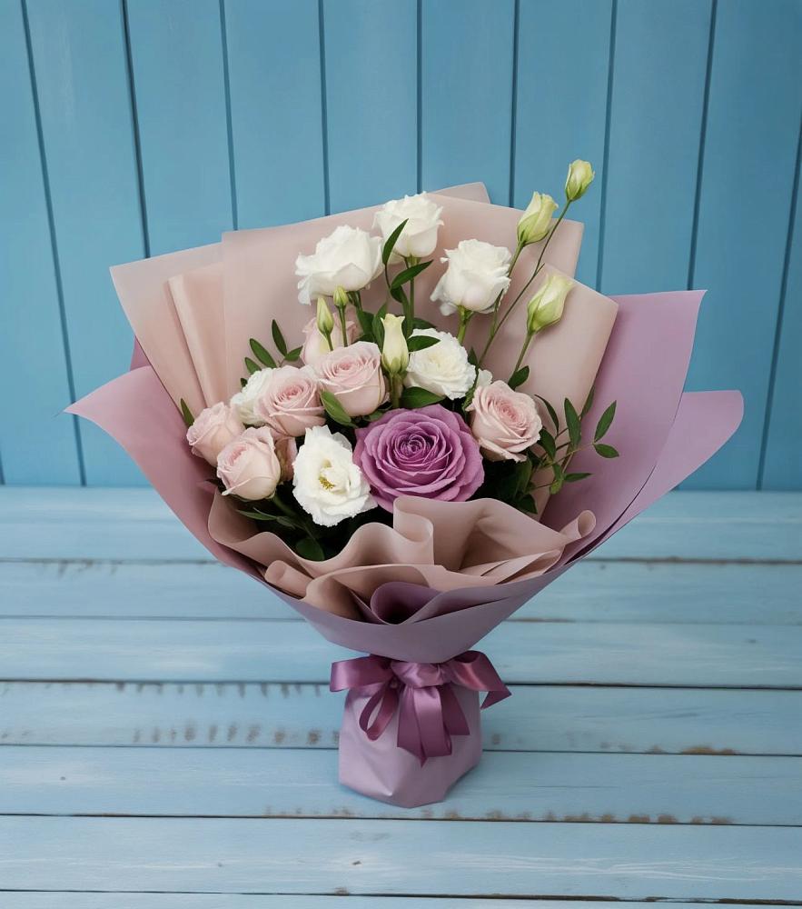 Букет цветов из: Розы и Лизиантусы в Наушки